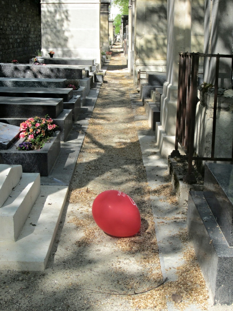 Red balloon, Montparnasse Cemetery